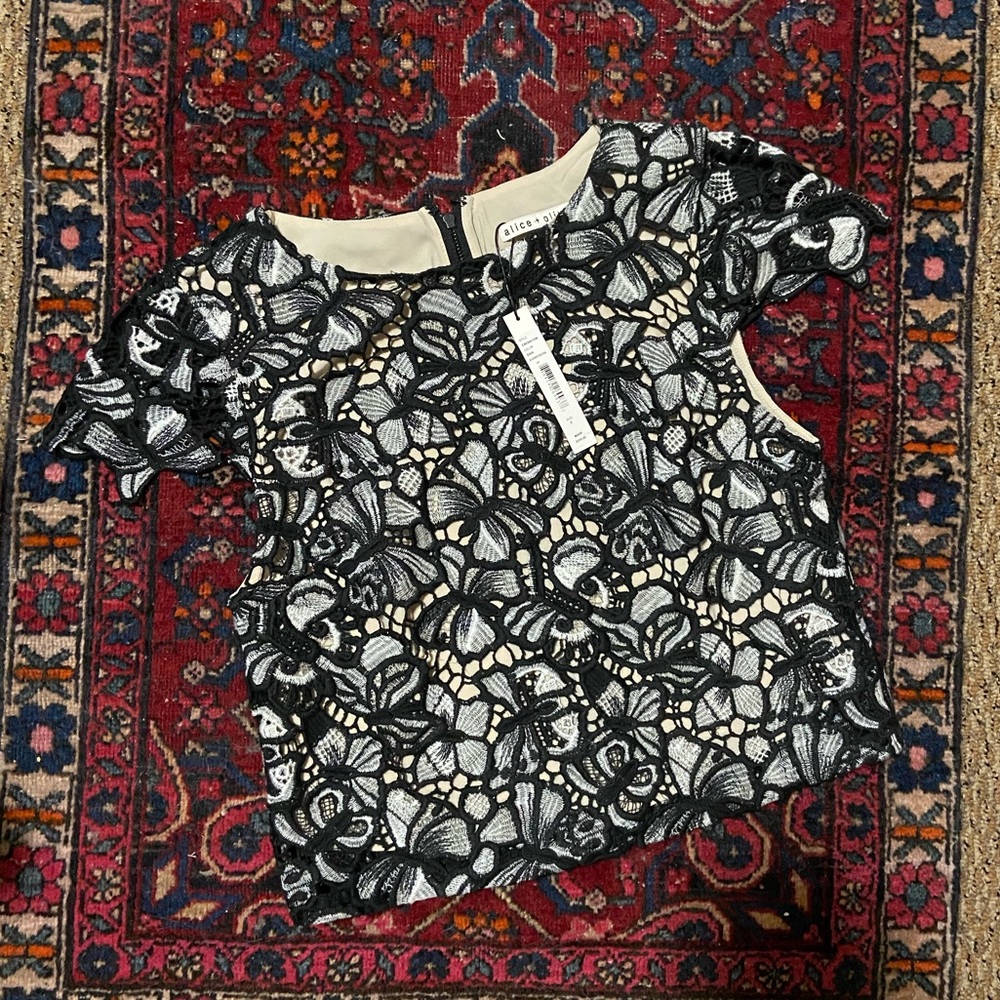 BNWT Lace Alice + Olivia Crop top
